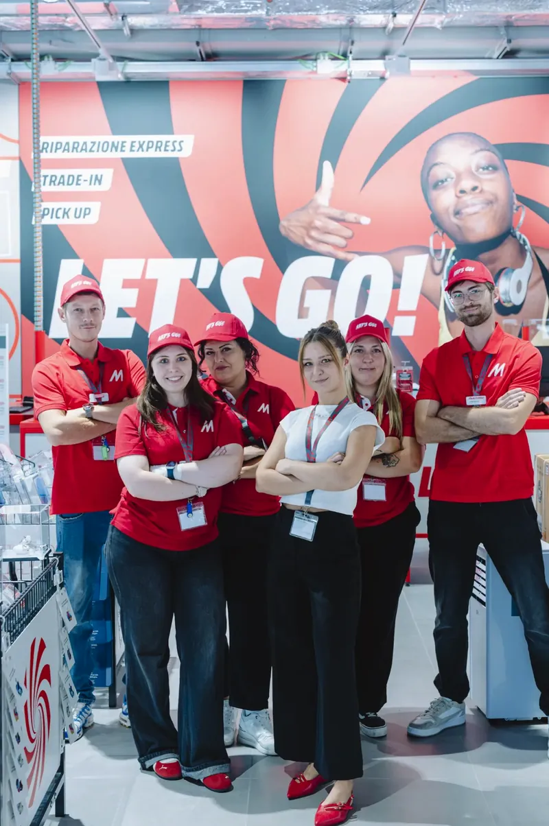 A MediaWorld store team on the shop floor.